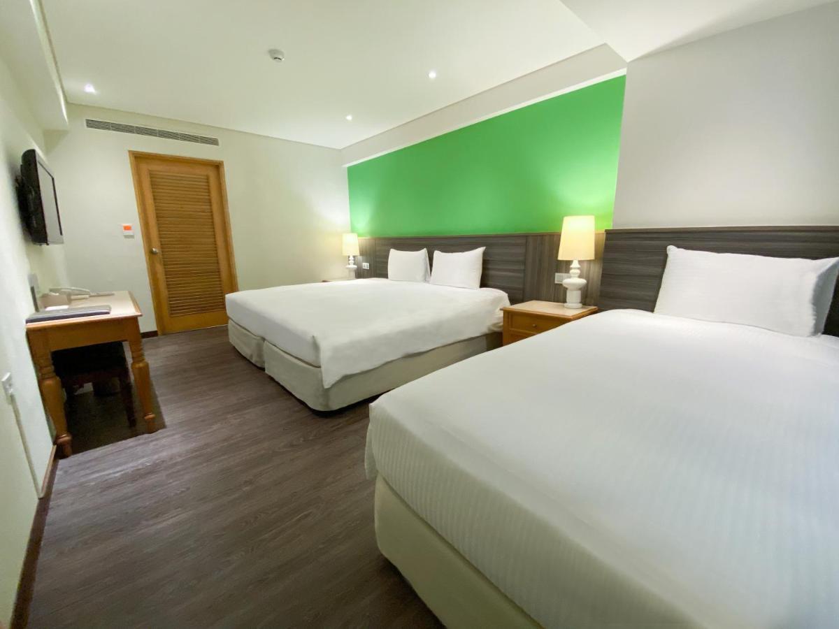 Green World Triple Beds Taipei Room photo
