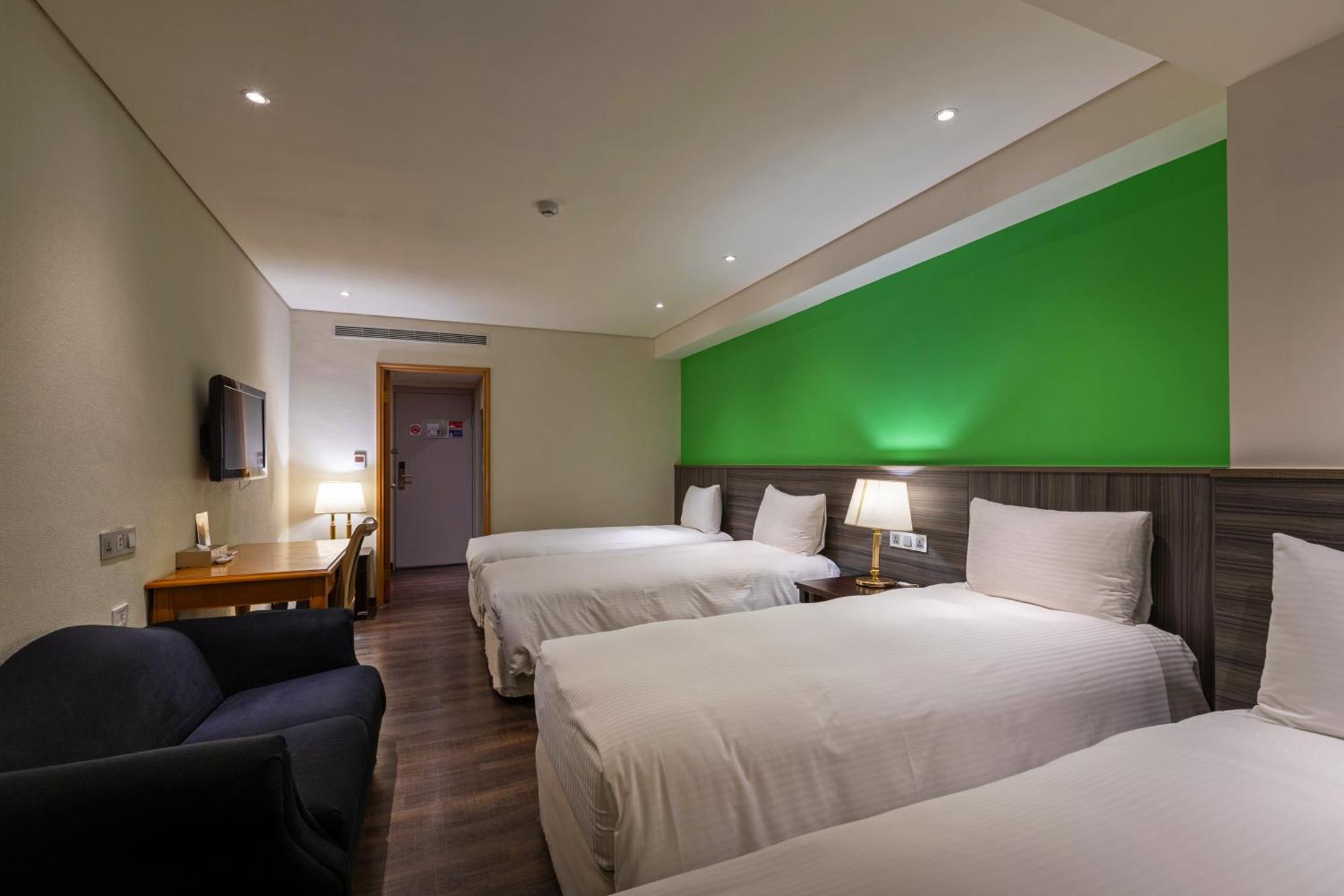 Green World Triple Beds Taipei Room photo